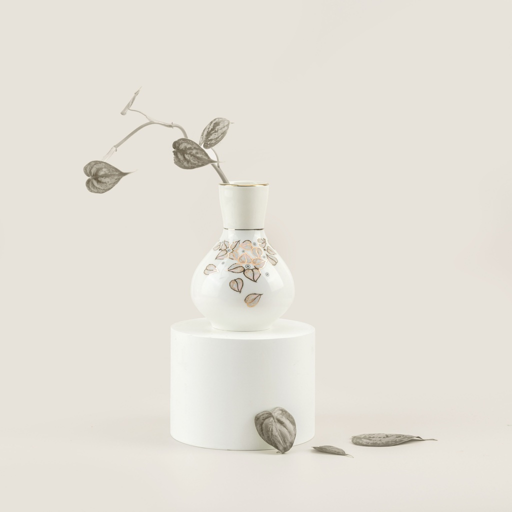 Vase - snow white w gold   